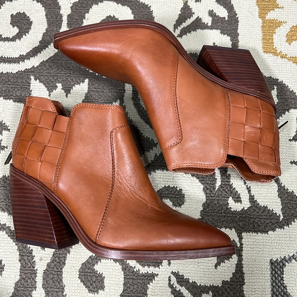 New in box! Vince Camuto Gemmlee warm caramel heeled ankle bootie